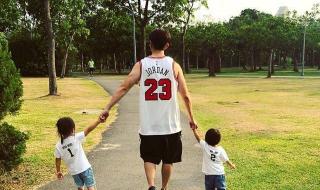 (他们在玩跷跷板)的英文怎么写 跷跷板英文